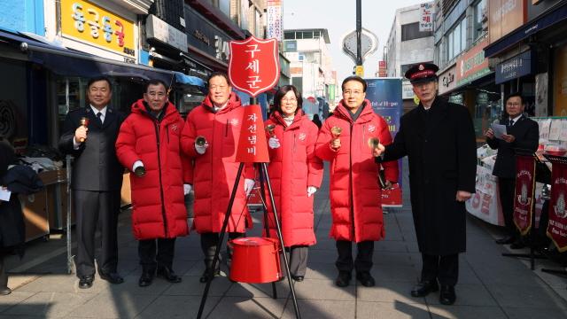 NSP통신-17일 서인사거리 입구에서 열린 안성시 2025년 구세군 자선냄비 시종식 진행 모습. (사진 = 안성시)