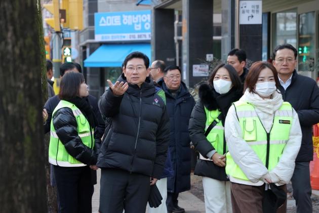 NSP통신-이상일 용인특례시장이 18일 용인대일초 교통지도봉사에 참여하고 있다. (사진 = 용인특례시)