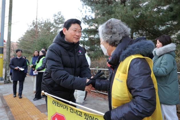 NSP통신-이상일 용인특례시장이 용인대일초 교통지도봉사에 참여하는 학부모를 격려하고 있다. (사진 = 용인특례시)