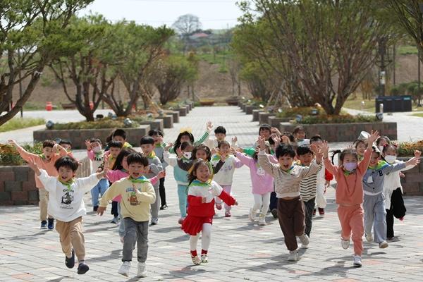 NSP통신-나주시가 출생기본소득과 출산육아지원금을 모바일 나주사랑상품권으로 지급한다. 사진은 지난 4월 17일 영산강정원 미꾸라지 방류 행사 당시 아이들 모습. (사진 = 나주시)