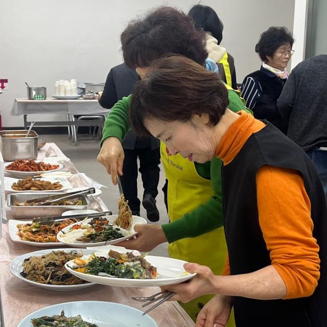 NSP통신-슬로푸드협회 전통 행사인, 지역음식을 가지고 포트럭 파티를 여는 떼라마드레가 한창이다. (사진 = 김민정 기자)