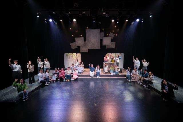 NSP통신-꿈의 극단 안산 단원들의 기념촬영 모습. (사진 = 안산문화재단)