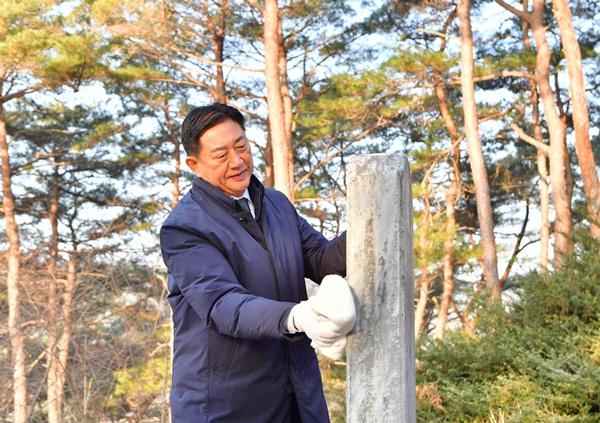 NSP통신-김한종 장성군수가 지난 1월 박수량 백비를 참배한 뒤 비석을 닦고 있다. (사진 = 장성군)