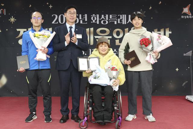 NSP통신-17일 열린 화성특례시 장애인체육인의 밤 행사에서 정명근 화성시장(왼쪽 두번째)과 유공자들이 기념촬영을 하는 모습. (사진 = 화성시)