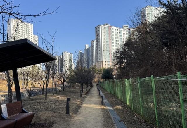 NSP통신-청계동 이음정원 연계 맨발걷기길 모습. (사진 = 화성시)