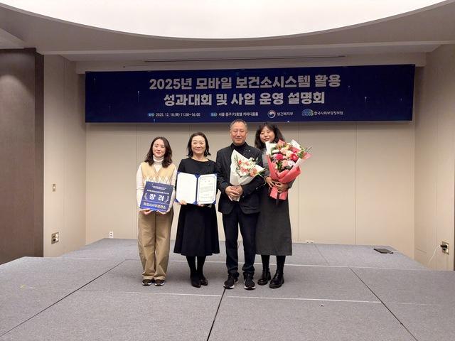 NSP통신-18일 화성시 서부보건소 관계자들이 우수기관 선정 후 기념촬영을 하고 있다. (사진 = 화성시)