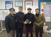 [NSP PHOTO]용인도시공사 모현복지회관, 지역 어르신들 감사패 받아