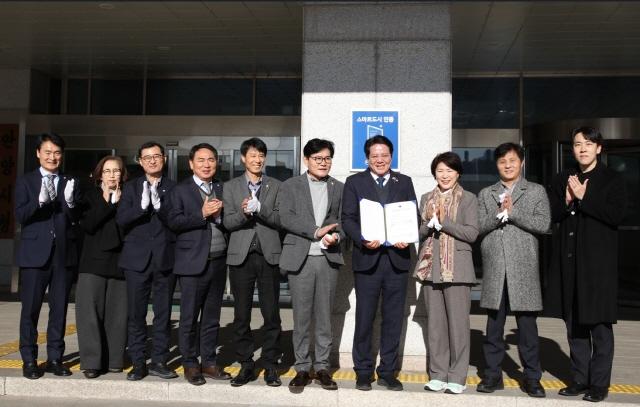 NSP통신-18일 안양시청 본관 정문에서 진행된 국토교통부 스마트도시 인증 현판식에서 최대호 시장(오른쪽 네번째)이 인증서를 들고 관계자들과 함께 기념촬영을 하고 있다. (사진 = 안양시)