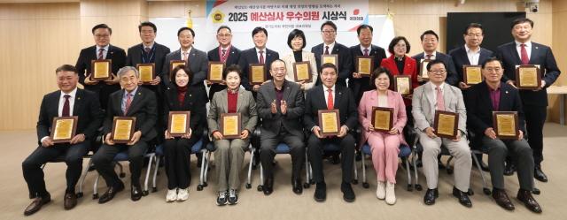 NSP통신-경기도의회 국민의힘 2025 예산심사 우수의원 시상식 기념촬영 모습. (사진 = 경기도의회 국힘)