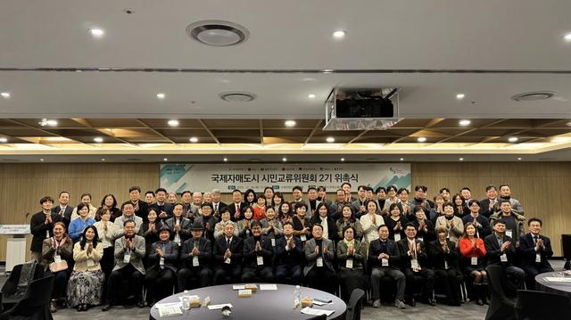 NSP통신-18일 김현수 수원시 제1부시장과 국제자매도시 시민교류위원회 2기 위원들이 기념촬영을 하는 모습. (사진 = 수원시)