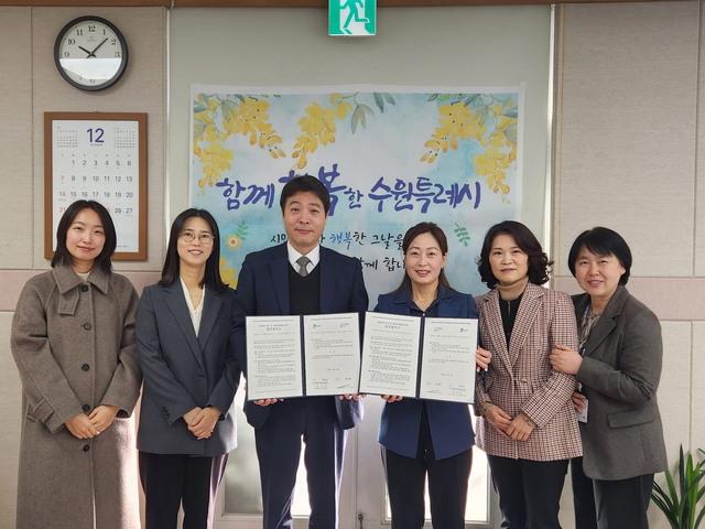 NSP통신-18일 김은주 수원시 여성가족국장과 문상록 굿네이버스 경기지부장 등이 업무 협약 후 기념촬영을 하는 모습. (사진 = 수원시)