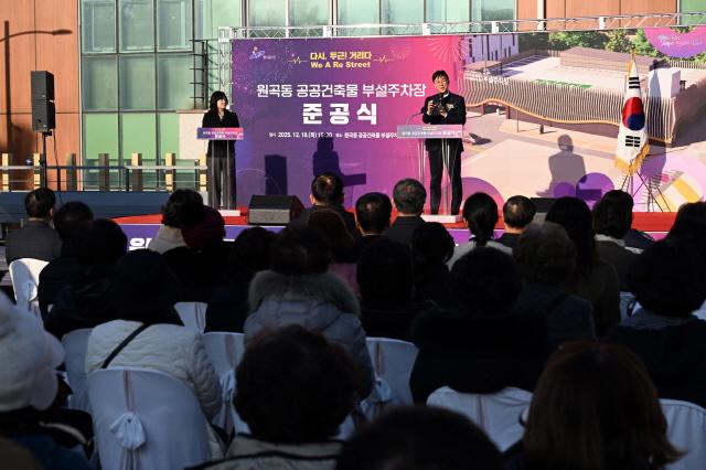 NSP통신-18일 열린 원곡동 공공건축물 준공식에서 이민근 안산시장이 기념사를 진행하고 있다. (사진 = 안산시)