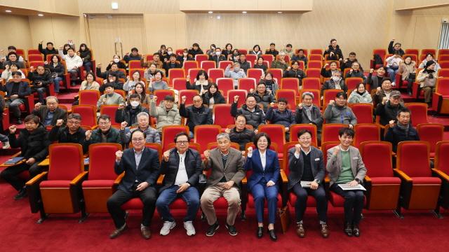 NSP통신-김보라 시장(앞줄 오른쪽 세번째)이 안전한 건설환경을 위한 건설인 교육 참가자들과 기념촬영을 하고 있다. (사진 = 안성시)