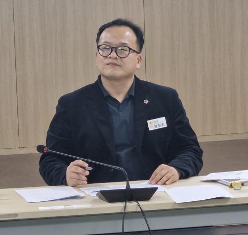 NSP통신-임창휘 경기도의원이18일 경기도의회 중회의실에서 남한산성 역사문화연구 포럼 의원맞춤형 제6차 교육을 개최하고 있다. (사진 = 경기도의회)