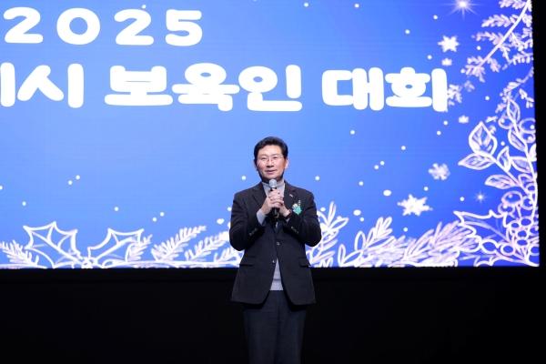 NSP통신-2025년 용인시 보육인대회에서 이상일 용인특례시장이 축사를 하고 있다. (사진 = 용인특례시)