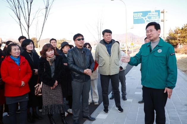 NSP통신-18일 이상일 용인특례시장이 처인구 이동읍 송전입구 도로확장 공사가 마무리된 현장을 점검하는 가운데 주민들과 소통하고 있다. (사진 = 용인특례시)