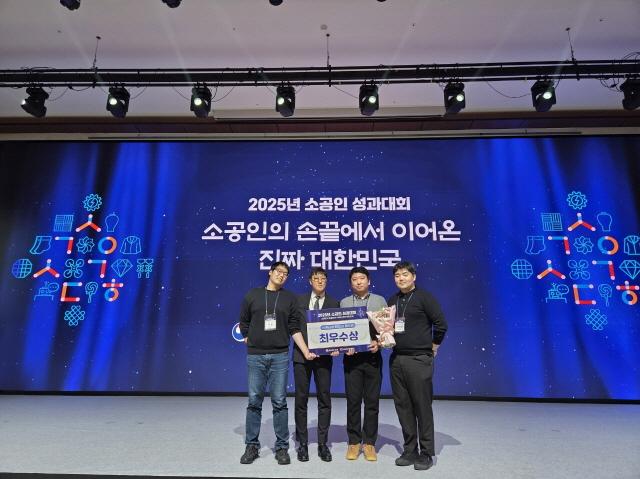 NSP통신-스마트제조 지원사업 클러스터 우수운영기관 경진대회에서 최우수상을 수상한 군포산업진흥원 관계자들의 기념촬영 모습. (사진 = 군포시)