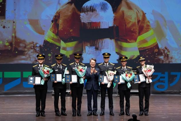 NSP통신-19일 오전 경기아트센터에서 열린 2025년 신임 소방공무원 임용식에서 김동연 경기도지사가 신규 소방공무원들에게 표창 수여 후 기념촬영을 하고 있다. (사진 = 경기도)