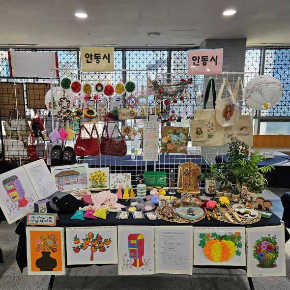 NSP통신-안동시는 경로당 행복선생님이 운영한 실종 예방 팔찌 제작 프로그램을 통해 치매 어르신의 실종 예방은 물론 숫자놀이를 활용한 인지능력 향상과 소통 기회를 제공한 점, 특별재난지역 어르신 안부 확인 서비스 프로그램을 통해 재난 상황 속 어르신들의 심리 안정과 안전 확보에 기여한 점에서 높은 평가를 받았다. (사진 = 안동시)