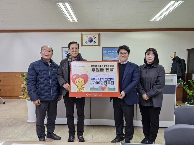 NSP통신-19일 후원금 전달식에서 관계자들이 기념촬영을 하고 있다. (사진 = 화성시)