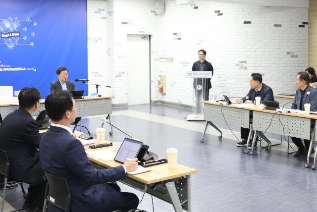 NSP통신-19일 오전 시청 중회의실에서 열린 광명시민건강체육센터 건립공사 기본 및 실시설계 용역 최종보고회에 박승원 광명시장이 참석해 발언하고 있다. (사진 = 광명시)