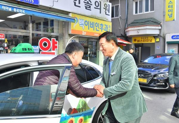 NSP통신-김한종 장성군수(사진 오른쪽)가 택시 운수 종사자들과 대화하고 있다. (사진 = 장성군)