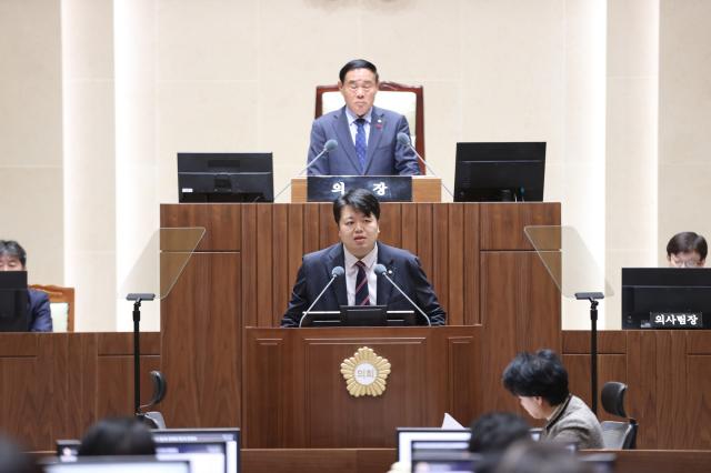 NSP통신-19일 배지환 수원시의원(가운데)이 5분 발언을 하고 있다. (사진 = 배지환의원)