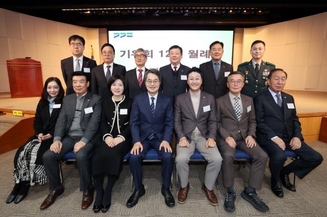 NSP통신-김진경 경기도의회 의장(앞줄 오른쪽 세번째)이 19일 경기도경제과학진흥원에서 열린 경기도 기우회 12월 월례회를 주관하고 김동연 경기도지사(앞줄 가운데)를 비롯한 참석 회원들과 기념촬영을 하고 있다. (사진 = 경기도의회)