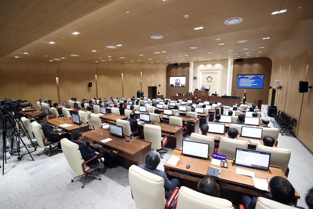 NSP통신-19일 수원시의회 제397회 제2차 정례회 제2차 본회의가 진행되고 있다. (사진 = 수원시의회)