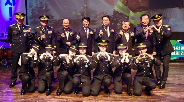NSP통신-임상오 경기도의회 안전행정위원회 위원장(뒷줄 오른쪽 두번째)이 19일 경기아트센터에서 열린 ʻ79기 신규 소방공무원 임용식ʼ에 참석해 신규 공무원들과 기념촬영을 하고 있다. (사진 = 경기도의회)
