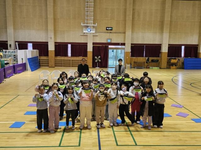 NSP통신-오송초등학교 학생들이 친환경 웨이스트 백을 받고 기념촬영을 하고 있다. (사진 = 국토안전관리원)