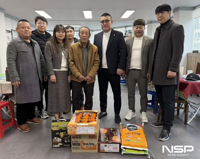 NSP통신-19일 오후 전국동포총연합회 수원지회가 수원특례시 일대 동포 어르신들이 머무르는 경로당을 방문해 과일과 쌀, 부식 등을 전달했다. (사진 = 김종식 기자)