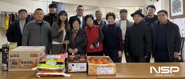 NSP통신-전국동포총연합회 수원지회 회원들이 수원시 팔달구에 위치한 신흥경로당을 찾아 물품을 전달하고 기념촬영 하는 모습. (사진 = 김종식 기자)