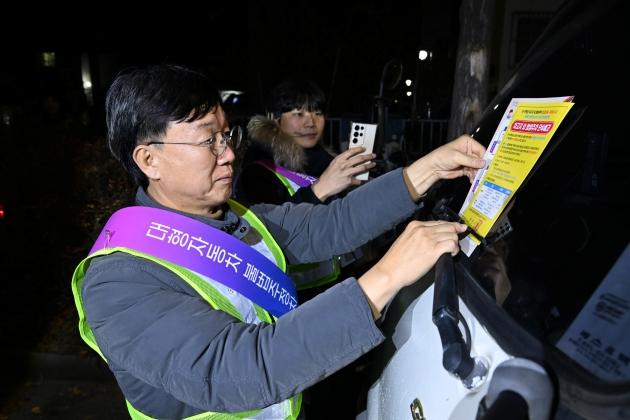 NSP통신-이민근 안산시장이 20일 새벽시간, 단원구 와동 일대에 불법 밤샘주차된 대형차랑에 계도문을 부착하고 있다. (사진 = 안산시)
