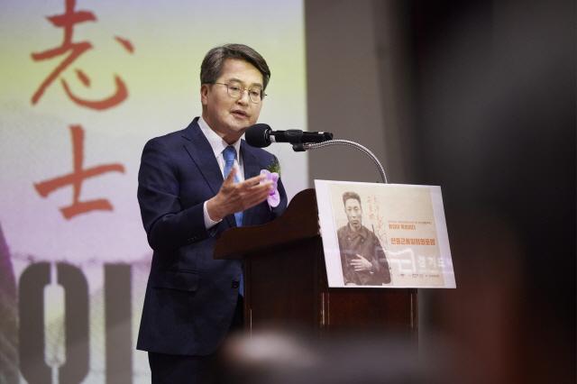 NSP통신-20일 오후 경기도박물관에서 열린 광복 80주년 기념 안중근 의사 특별전 개막식에서 김동연 경기도지사가 인사말을 하고 있다. (사진 = 경기도)