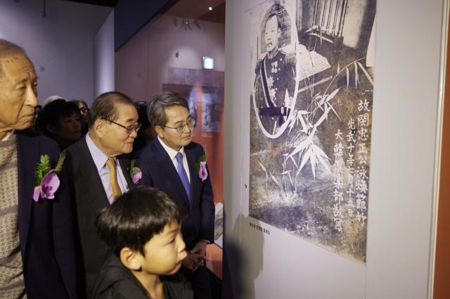 NSP통신-경기도박물관에서 열린 광복 80주년 기념 안중근 의사 특별전 개막식에서 김동연 경기도지사가 전시 관람을 하고 있다. (사진 = 경기도)