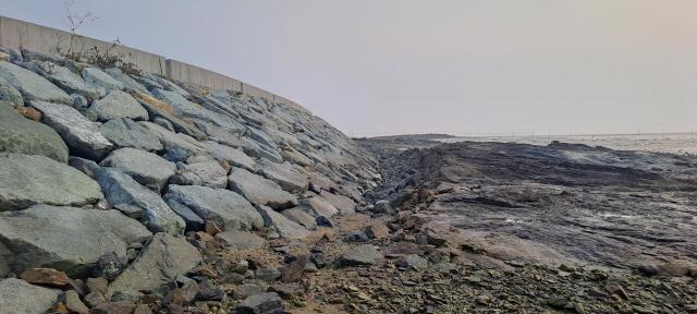 NSP통신-신의면 메고평 연안정비 사업지 해안암석지반 훼손 흔적 제보 (사진 = 윤시현 기자)