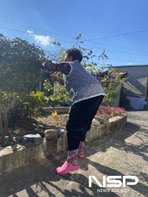 NSP통신-양털조끼와 방한양말 지원받은 어르신 (사진 = 광양시청)