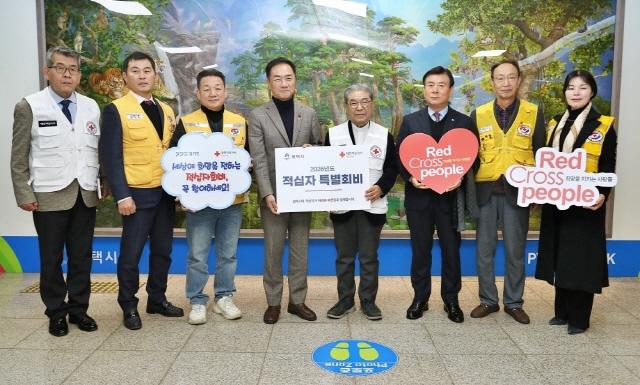 NSP통신-평택시 2026년도 적십자 특별회비 전달식 기념촬영 모습. (사진 = 평택시)