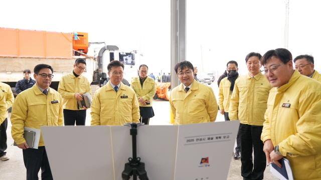 NSP통신-김광용 행정안전부 재난안전관리본부장이 안성시를 방문해 겨울철 대설 대응 추진 상황을 점검하고 있다. (사진 = 안성시)