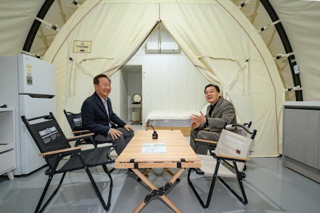 NSP통신-10월 22일 청량산 수원캠핑장 개장식 후 이재준 수원시장(오른쪽)과 박현국 봉화군수가 글램핑 시설을 살펴보고 있다. (사진 = 수원시)