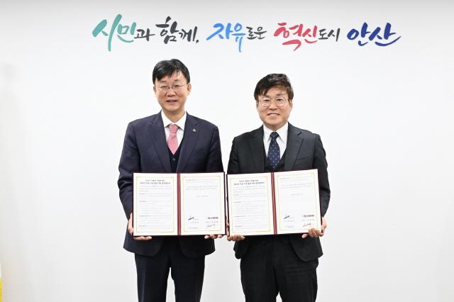 NSP통신-19일 이민근 안산시장(왼쪽)이 맘스커리어 대표와 세 자녀 이상 가정 출산지원 업무협약을 맺고 함께 기념촬영을 하고 있다. (사진 = 안산시)