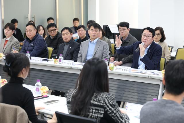 NSP통신-19일 정명근 화성시장(오른쪽 가운데)이 동탄2 입주자대표 회장단 협의회에 발언을 하는 모습. (사진 = 화성시)