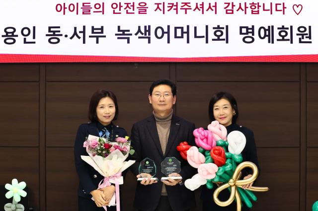 NSP통신-22일 시청 접견실에서 위촉식 후 이상일 시장과 최은진 용인시 동부 녹색어머니회장, 유민영 서부 녹색어머니회장이 기념 사진을 촬영하고 있다. (사진 = 용인특례시)