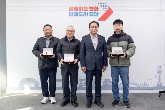 NSP통신-18일 이권재 오산시장(왼쪽 세번째)과 병역명문가 가족들이 기념촬영을 하는 모습. (사진 = 오산시)