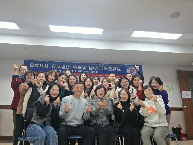 NSP통신-서울캠퍼스에서 진행된 동계 산림치유 심화과정 오프라인 특강에 참여한 대학원 재학생 및 졸업생들이 기념촬영을 하고 있다. (사진 = 원광디지털대학교)