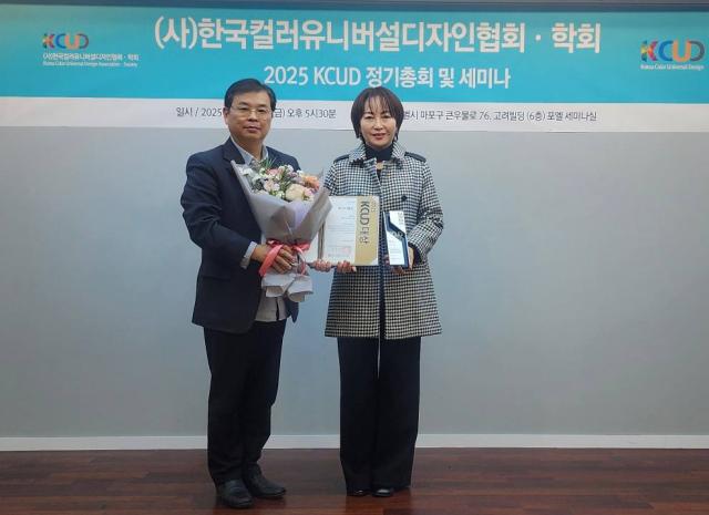 NSP통신-19일 관계자들이 시상식에서 기념촬영을 하는 모습. (사진 = 경기도교육청)