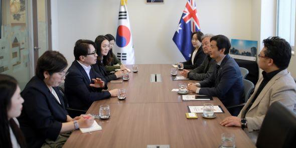 NSP통신-통역지원단은 연수 일정 중 팀별 필드워크를 실시해 사전에 선정한 주제에 따라 현지 시설을 방문하고 관계자 인터뷰 및 현장조사를 진행했다. (사진 = 안동시)