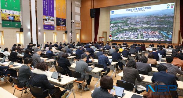 NSP통신-주낙영 경주시장이 올해 마지막 확대간부회의를 주재하고 2025년 시정 성과를 점검하며 2026년 시정 운영 방향을 공유했다. (사진 = 경주시)