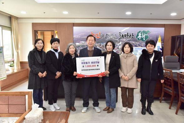 NSP통신-한국여성농업인봉화군연합회 이웃돕기 성금 100만원 기탁, 희망2026 나눔캠페인 동참하며 따뜻한 연말 나눔 실천 (사진 = 봉화군)